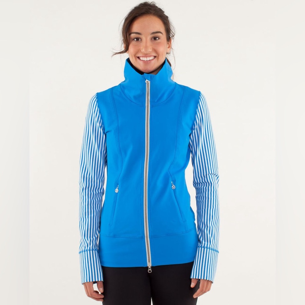 Lululemon Daily Yoga Jacket
Beaming Blue / Classic Stripe Polar, size 4 - Picture 2 of 15